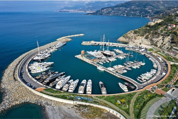 EXCLUSIVITE 20m Berth @ Cala del forte