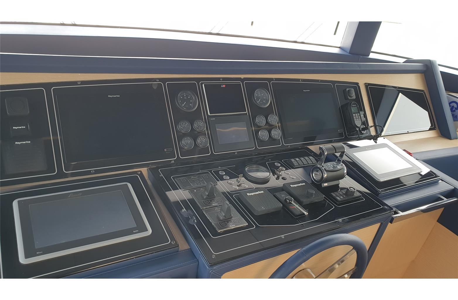Benetti Delfino 93 13