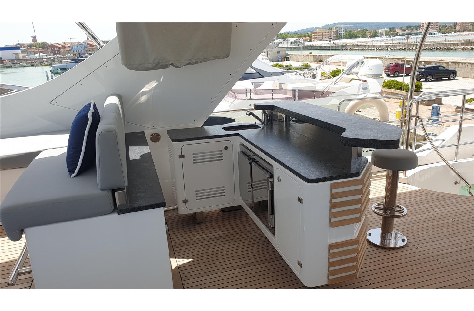 Benetti Delfino 93 7